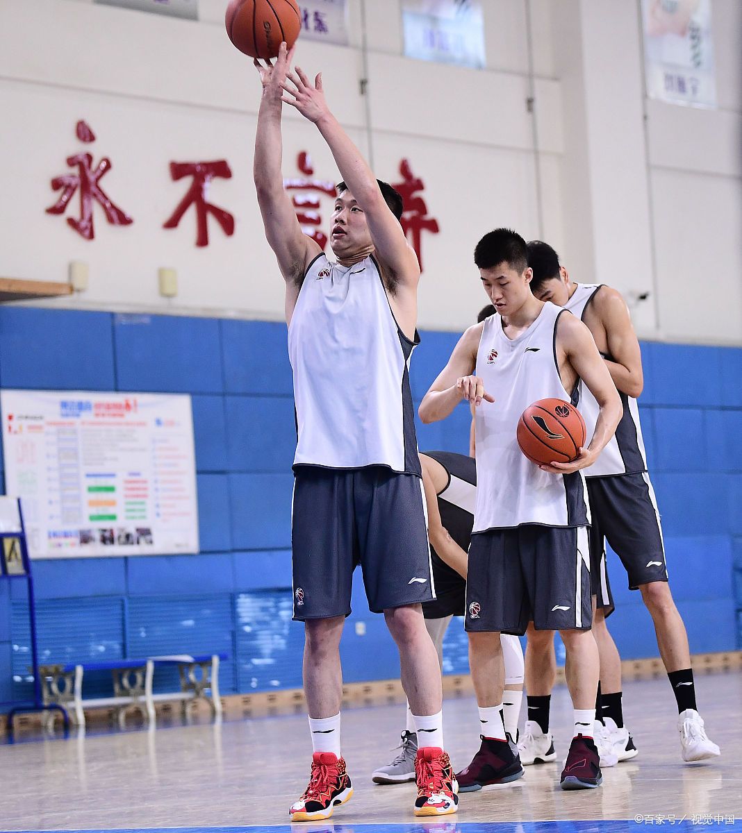 球队主教练在比赛中频频调整战术