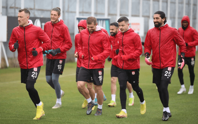 切沃客场不敌佛罗伦萨，降入降级区的简单介绍